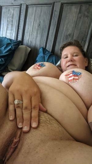 Overweight amateur Busty Krisann poses in the nude around her home on fanspics.net