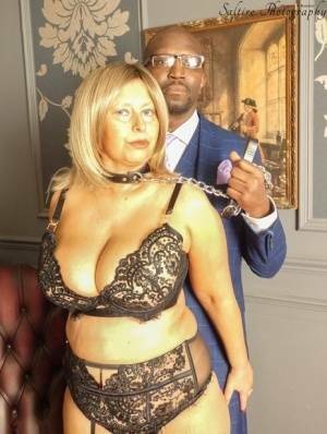 Overweight aged blonde Posh Sophia kneels afore her black owner while collared on fanspics.net