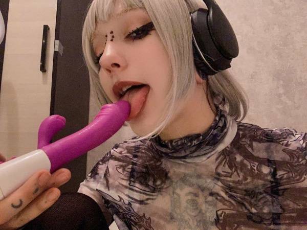 Teen girl Ratt and her sucking skills on fanspics.net