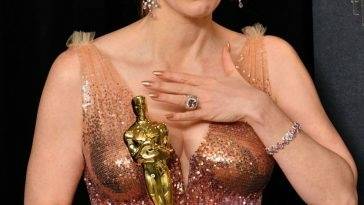 Jessica Chastain Poses With Her Oscar at the 94th Academy Awards on fanspics.net