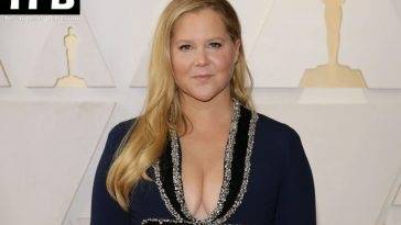 Amy Schumer Displays Nice Cleavage at the 94th Annual Academy Awards on fanspics.net