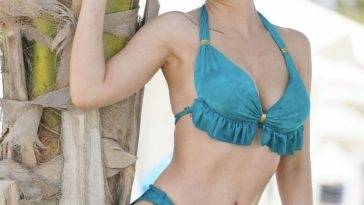 Jessika Powers Shows Off Her Sexy Figure on the Beach in Dubai on fanspics.net