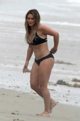 Hilary Duff Beach Bikini Set  - Usa on fanspics.net