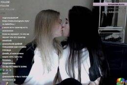 Russian Twitch Girls Kissing for Big Donation - Russia on fanspics.net