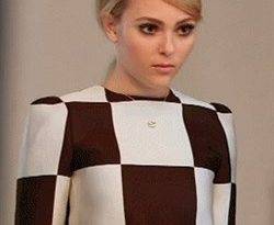 AnnaSophia Robb Dresses As A Slutty Autostereogram on fanspics.net