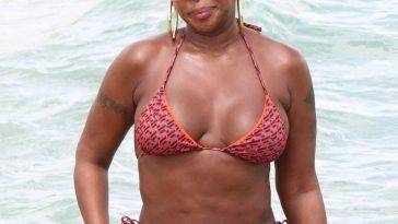 Mary J. Blige Goes For a Dip in the Ocean While Enjoying a Day at the Beach on fanspics.net