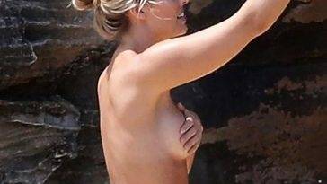 Natasha Oakley Topless — Australian Model Showed Her Curves In A Bikini - Australia on fanspics.net
