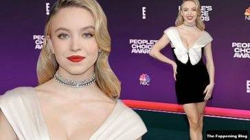 Sydney Sweeney Takes the Plunge in a Very Low-Cut B&W Mini Dress at People 19s Choice Awards on fanspics.net