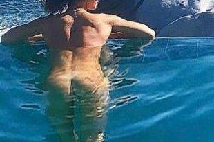 Sarah Hyland's Nude Vacation on fanspics.net