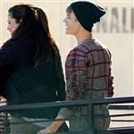 Justin Bieber Caught Fingering Selena Gomez on fanspics.net
