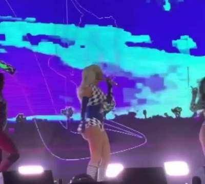 The only reason to attend an Iggy Azalea concert is for the ass on fanspics.net