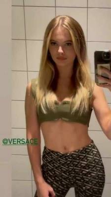 Sexy little Freya Allan showing off her tight abs on fanspics.net