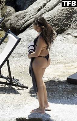 Izabel Pakzad Displays Her Sexy Bikini Body on the Beach on fanspics.net