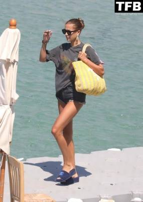 Nicole Poturalski is Spotted with Nico Schulz Out in Mykonos on fanspics.net