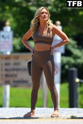 Kristin Cavallari Shows Off Her Abs While Wearing a Brown Athleisure Outfit in East Hampton on fanspics.net