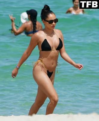 Mikalah Styles & Terrence J Relax at the Beach with Friends in Miami on fanspics.net