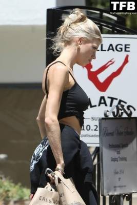 Charlotte McKinney Appears Skinnier During Grocery Run in Pacific Palisades - Charlotte on fanspics.net