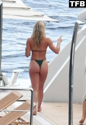 Kathryne Padgett & Alex Rodriguez Pack on the PDA Aboard a Yacht on Their Holidays in Capri on fanspics.net