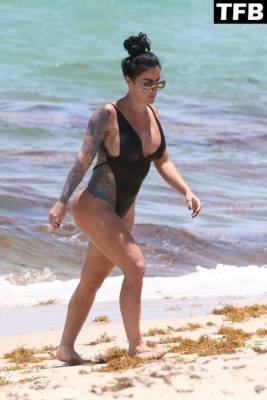 Alysia Magen Shows Off Her Curves While Enjoying a Sunny Day at the Beach in Miami Beach on fanspics.net