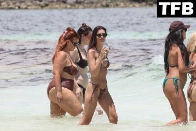 Emily Ratajkowski Shows Off Her Supermodel Figure as She Hits the Beach in Mexico - Mexico on fanspics.net