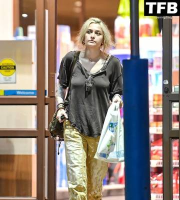 Braless Paris Jackson is Spotted in Los Angeles - Los Angeles on fanspics.net