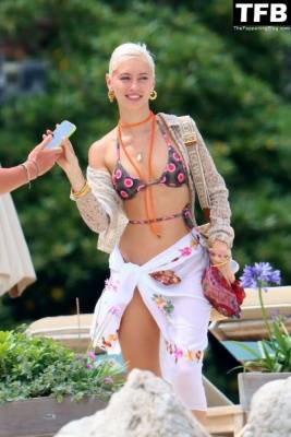 Iris Law is Pictured Posing for Selfies and Having Fun on a Boat on fanspics.net