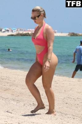 Bianca Elouise Displays Her Curves on the Beach in Miami on fanspics.net