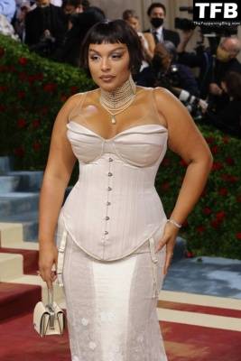Paloma Elsesser Shows Off Her Big Boobs at The 2022 Met Gala in NYC on fanspics.net