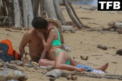 Kate Bosworth & Justin Long Enjoy a PDA-filled Tropical Getaway on fanspics.net