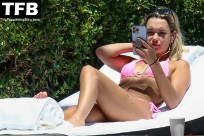 Sarah Snyder Soaks Up the Sun in Miami on fanspics.net