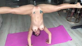 Steffy Moreno close up headstand on fanspics.net
