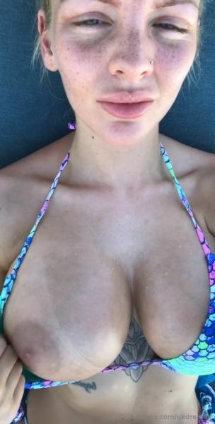 Ukdreamx ? SHowing off them big ass titties ? Premium Snapchat leak on fanspics.net