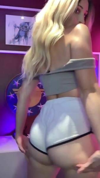 Holly Wolf Gamer Booty Shake Porn Video Leaked on fanspics.net