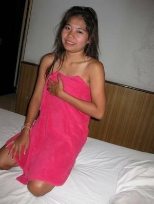 Petite Thai girl washes up her shaved pussy after bareback sex with a tourist - Thailand on fanspics.net