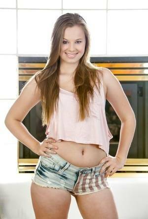 Sexy amateur teen Jillian Janson shows her outstanding juicy butts on fanspics.net