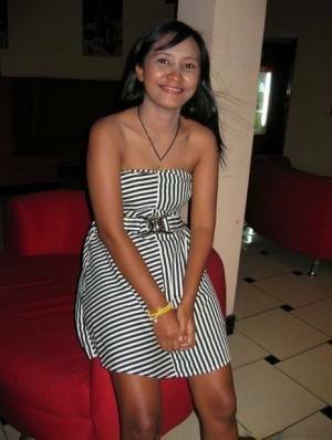 Thai cutie Pla offers up her bald pussy to a visiting sex tourist - Thailand on fanspics.net
