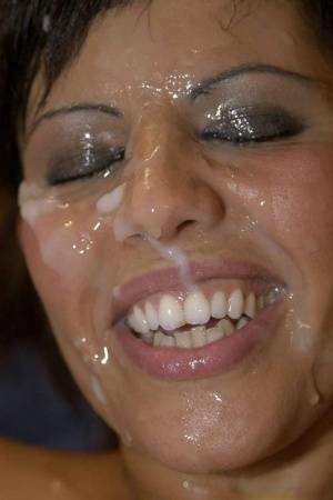 Latina slut Scarlett March gets her face covered in sperm during a gangbang on fanspics.net