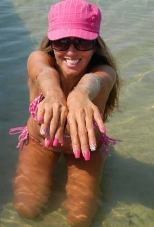 Amateur model Lori Anderson shows her hairy arms while wearing a bikini on fanspics.net