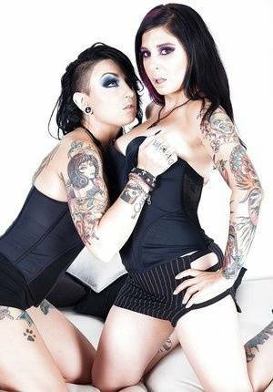 Goth models play with their tatted tight bodies and pussies on fanspics.net