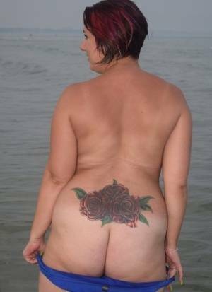 Older amateur Sara Banks poses naked in the ocean with a couple of girlfriends on fanspics.net