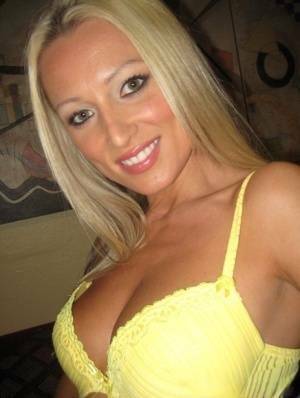 MILF babe with a big breast Diana Doll takes amateur shots of herself on fanspics.net