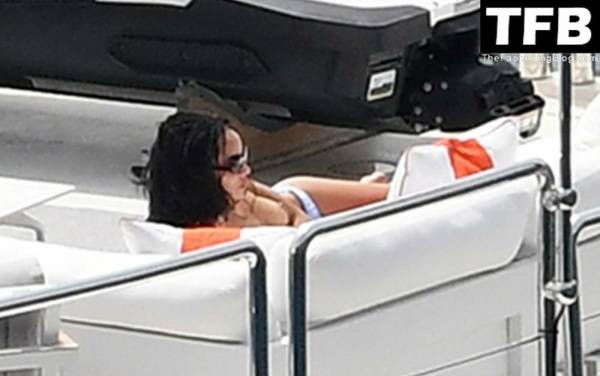 Zoe Kravitz Goes Topless While Enjoying a Summer Holiday on a Luxury Yacht in Positano on fanspics.net