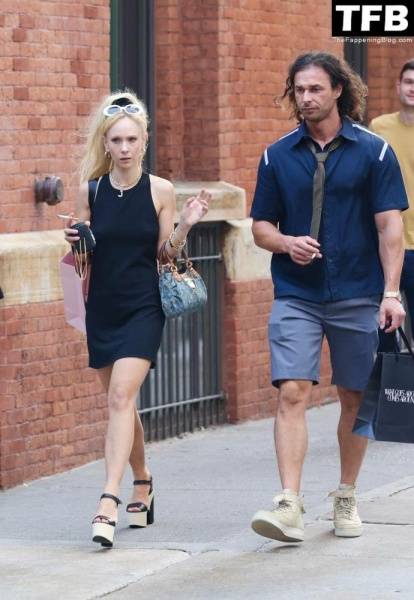 Juno Temple Holds Hands with Her Mystery Boyfriend in NYC on fanspics.net