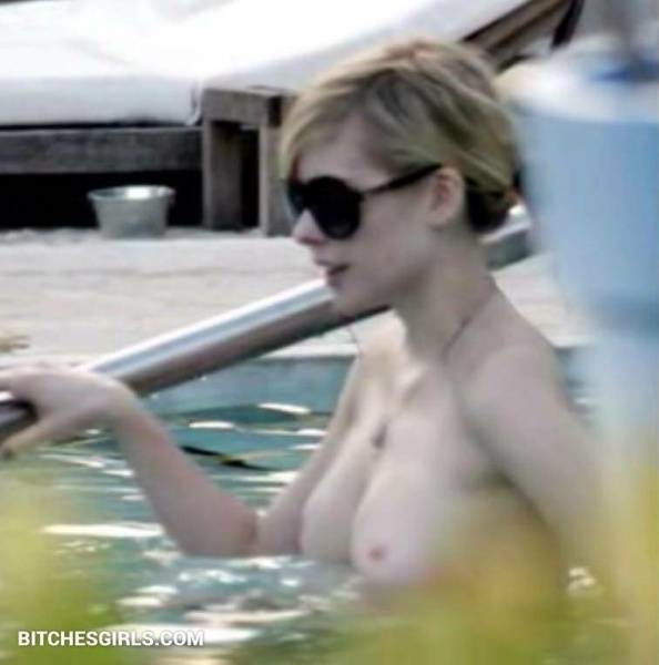 Avril Lavigne Nude Celebrity  Tits Photos on fanspics.net