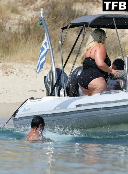 Gemma Collins Flashes Her Nude Boobs on the Greek Island of Mykonos - Greece on fanspics.net