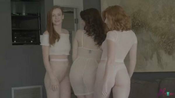 Emily Bloom Nude Lesbian Photoshoot Video Leaked on fanspics.net