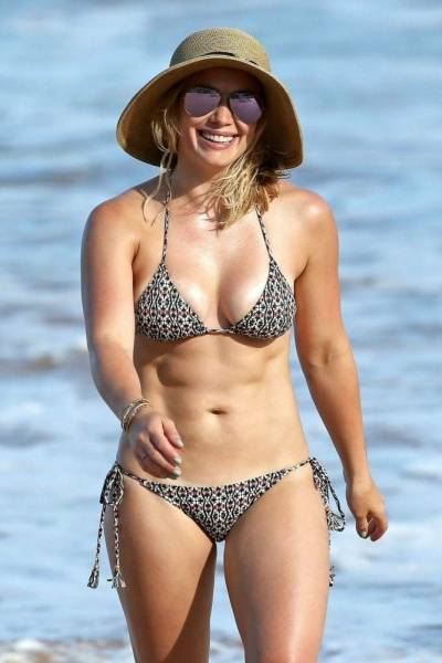 Hilary Duff Paparazzi Bikini Beach Set  - Usa on fanspics.net