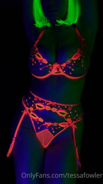 Tessa Fowler Nude Neon Body Paint OnlyFans Video Leaked on fanspics.net