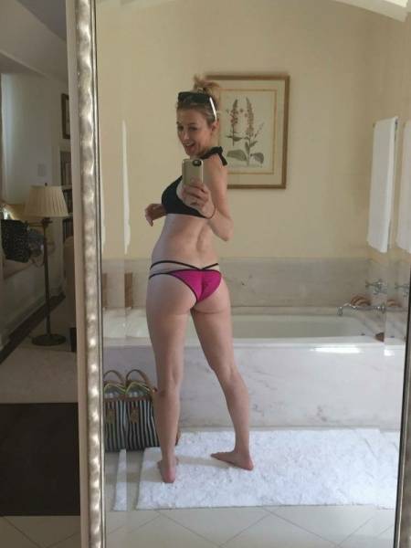 Iliza Shlesinger Sexy Bikini Selfies Set  - Usa on fanspics.net