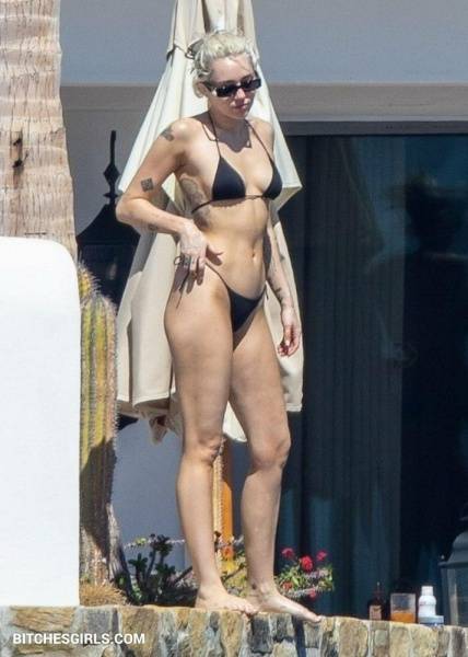 Miley Cyrus Nude Celebrity Tits Photos on fanspics.net